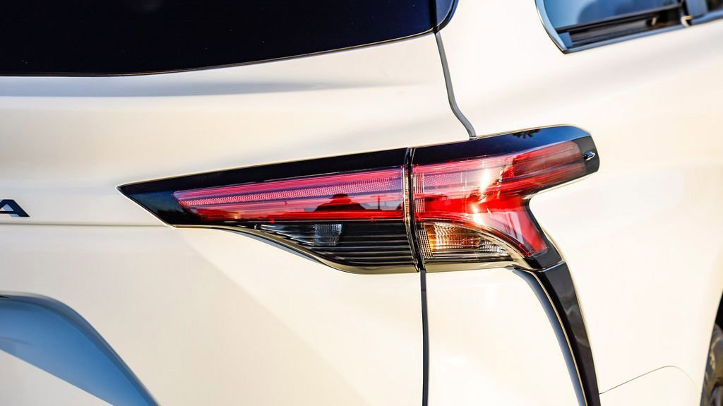 Used 2024 Toyota Sienna XSE w/ XSE Plus Package image 10