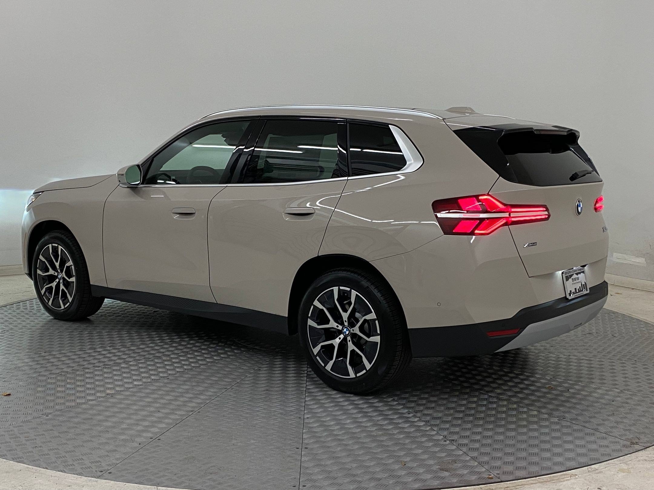 Used 2026 BMW X3 xDrive30i w/ Premium Package AWD/4WD image 3