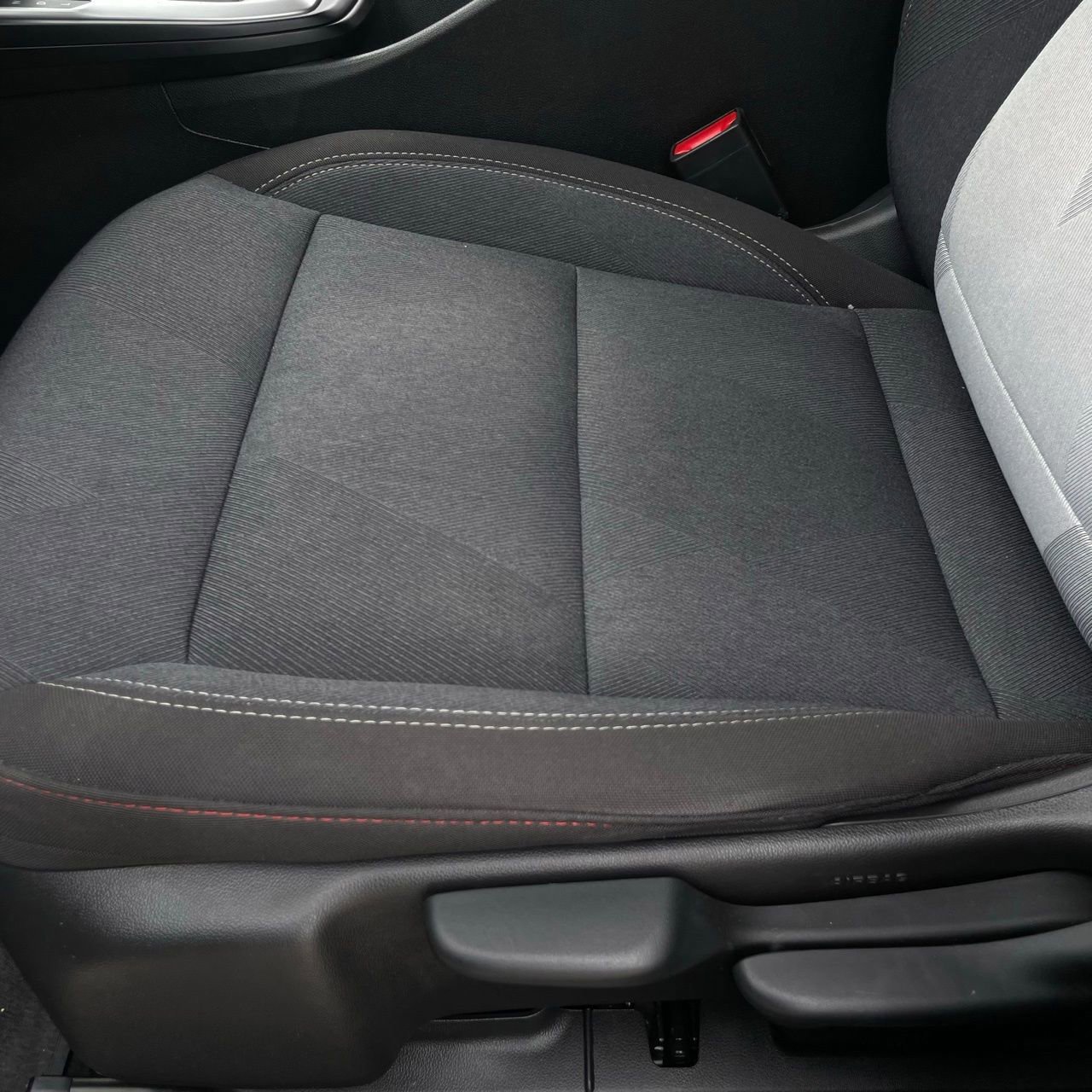 Used 2025 Chevrolet Trax RS w/ Sunroof Package FWD image 22