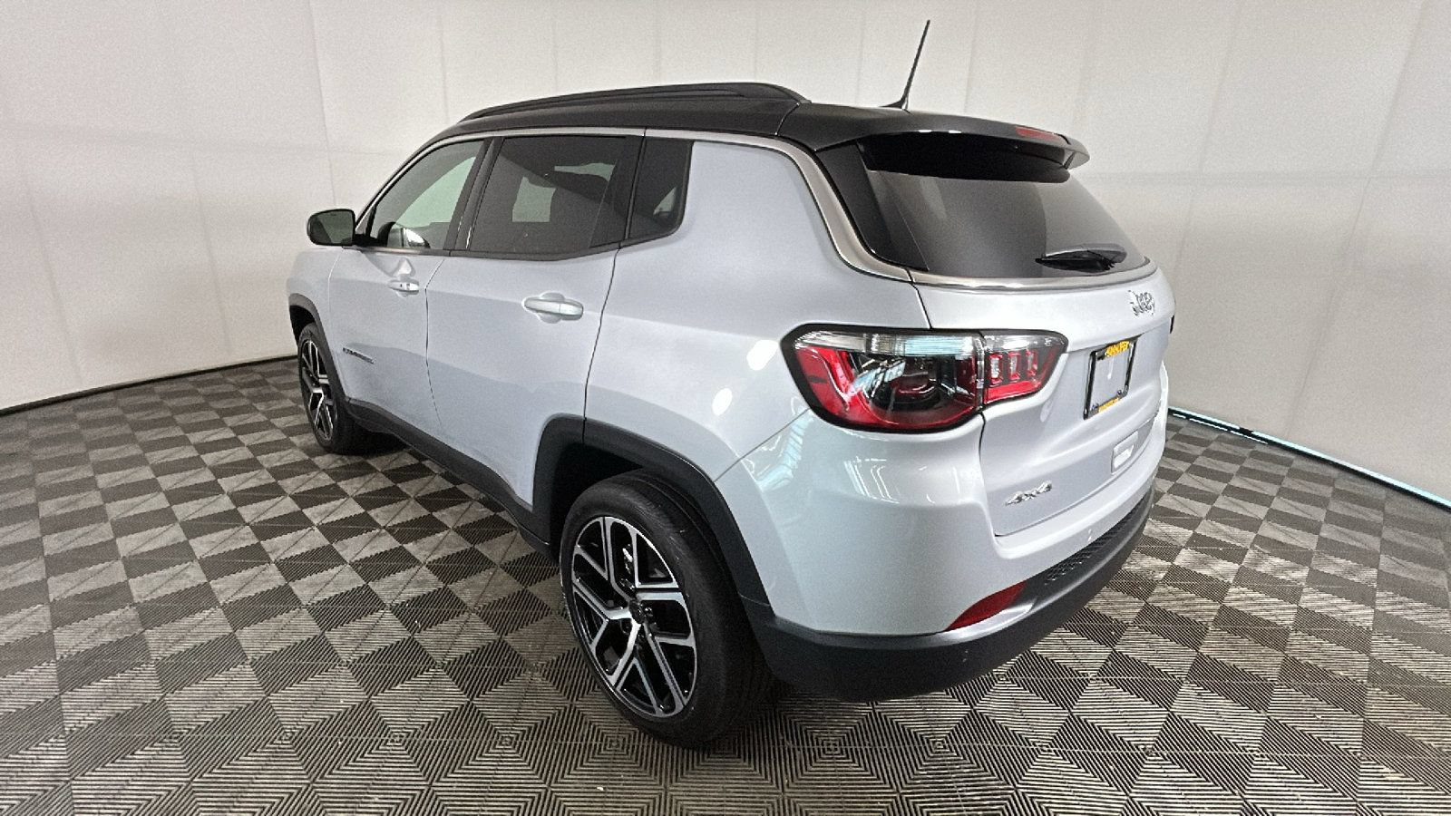 Used 2025 Jeep Compass Limited AWD/4WD image 5