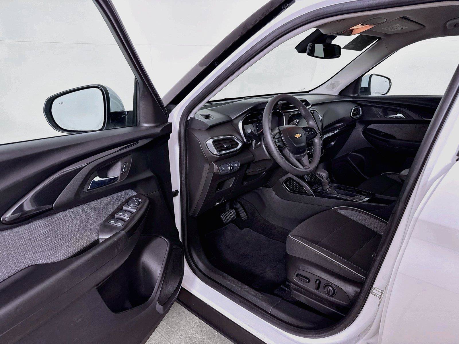 Used 2022 Chevrolet TrailBlazer LT w/ Convenience Package FWD image 4