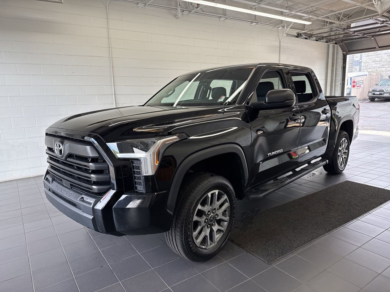 Used 2022 Toyota Tundra SR5 AWD/4WD image 4