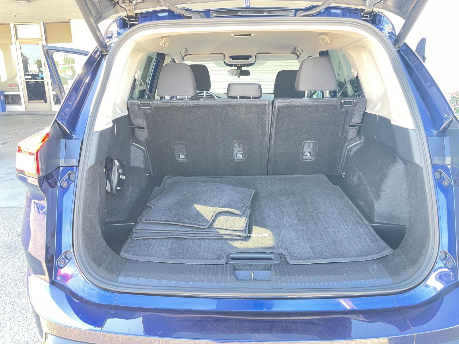 Used 2025 Nissan Rogue SV image 33