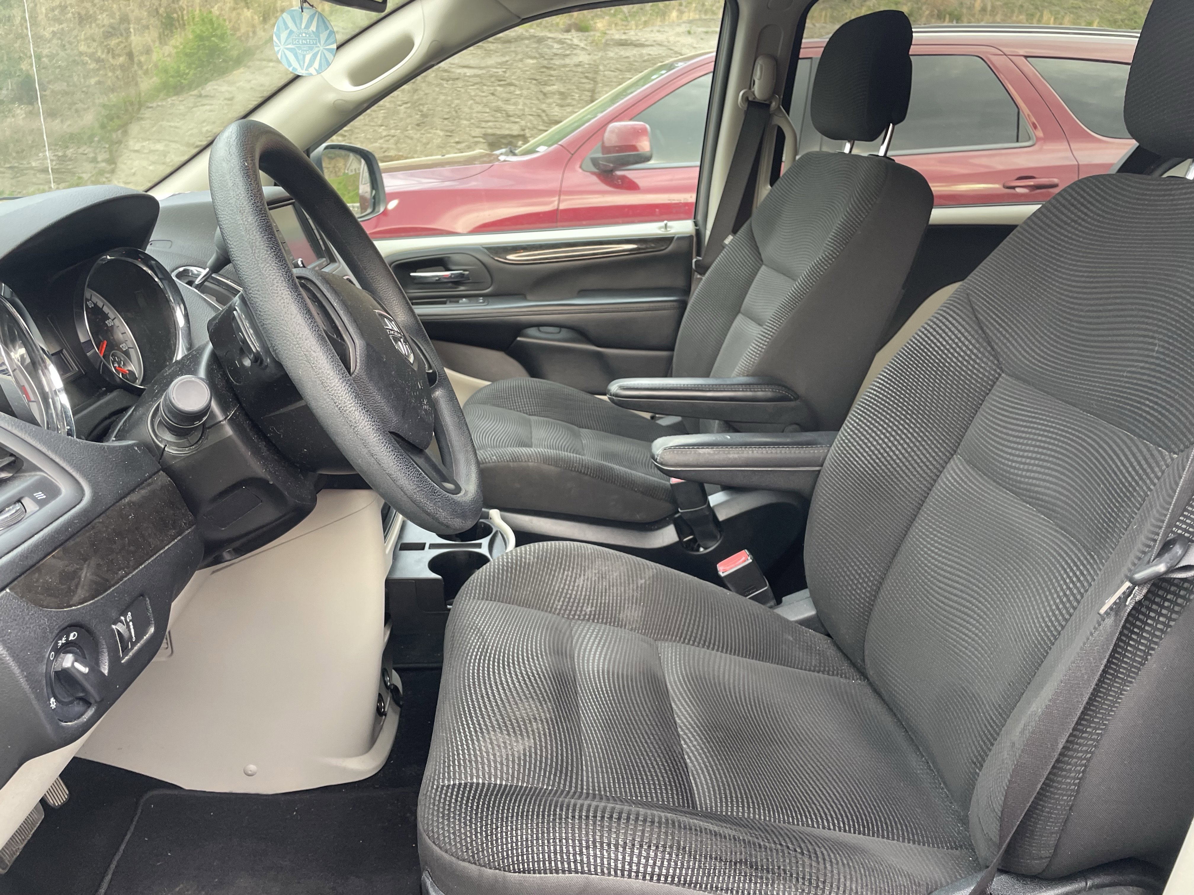 Used 2020 Dodge Grand Caravan SE FWD image 8