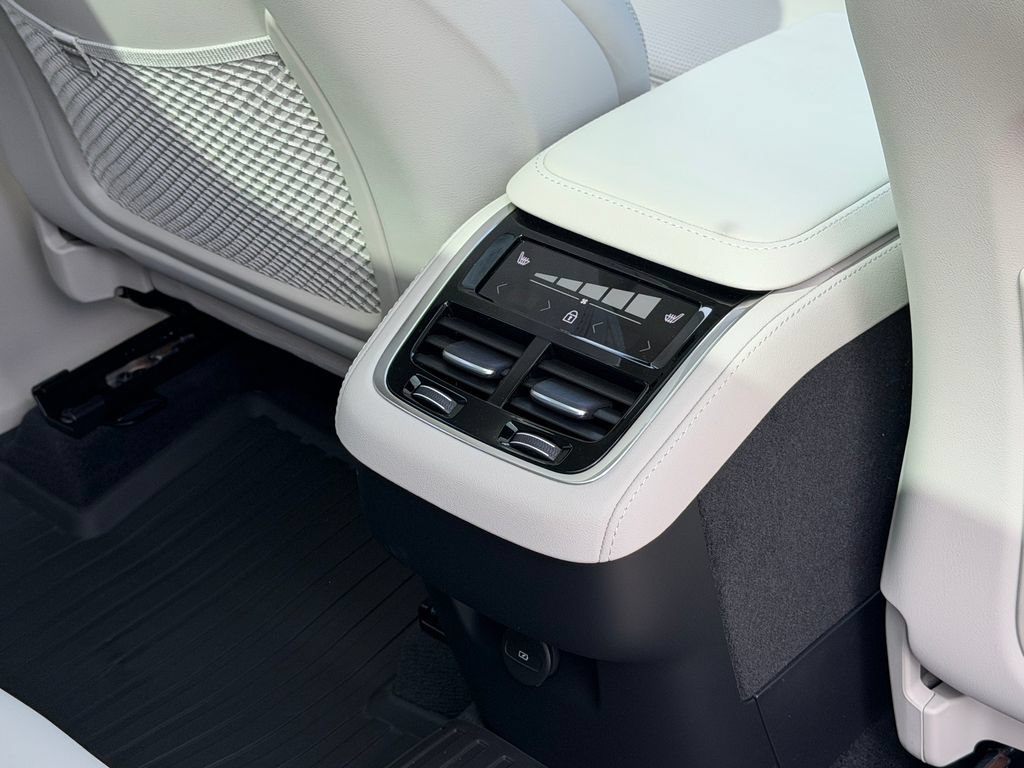 New 2026 Volvo XC90 B6 Ultra w/ Protection Package AWD/4WD image 12