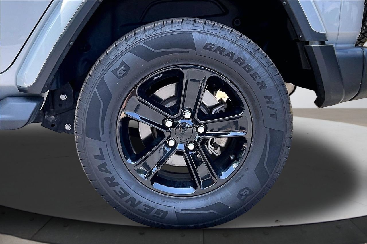 Used 2023 Jeep Wrangler Unlimited Sahara AWD/4WD image 34