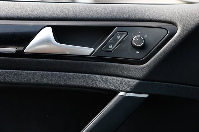 Used 2018 Volkswagen Golf R image 45