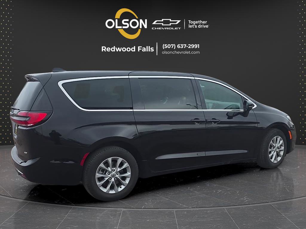 Used 2025 Chrysler Pacifica Select AWD/4WD image 10