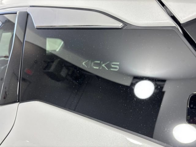 Used 2025 Nissan Kicks SR w/ SR Premium Package AWD/4WD image 13