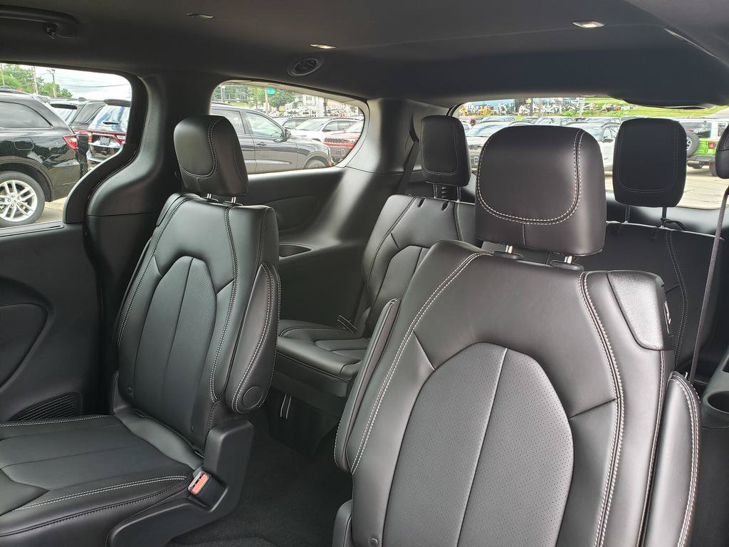 New 2026 Chrysler Pacifica Select AWD/4WD image 15