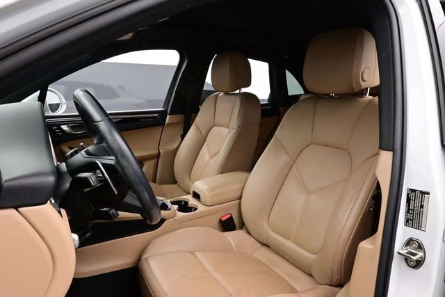 Certified 2023 Porsche Macan AWD/4WD image 5