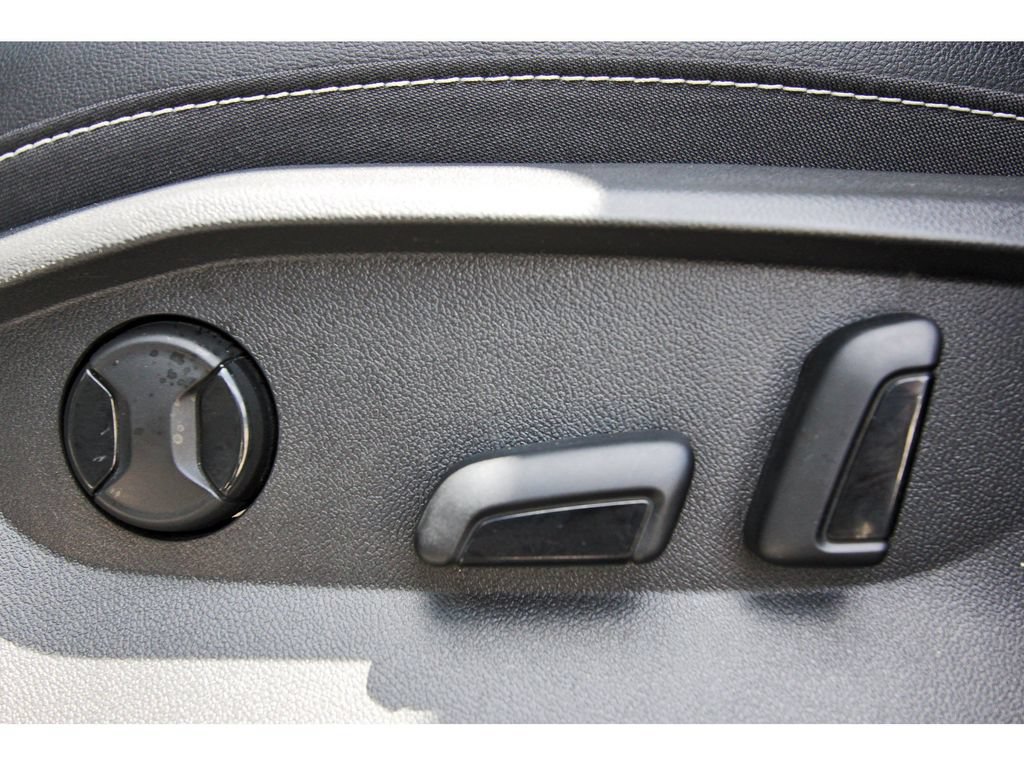 Used 2023 Volkswagen Taos SE w/ Panoramic Sunroof Package FWD image 33