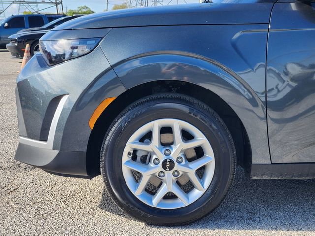 Used 2025 Kia Soul LX w/ LX Technology Package FWD image 8