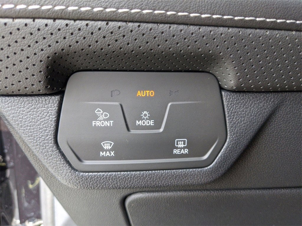 Used 2025 Volkswagen Atlas SE image 35