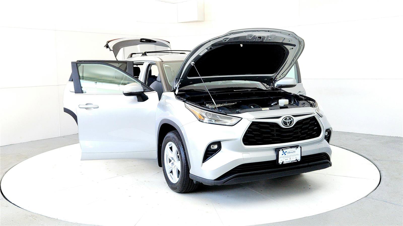 Used 2023 Toyota Highlander LE image 9