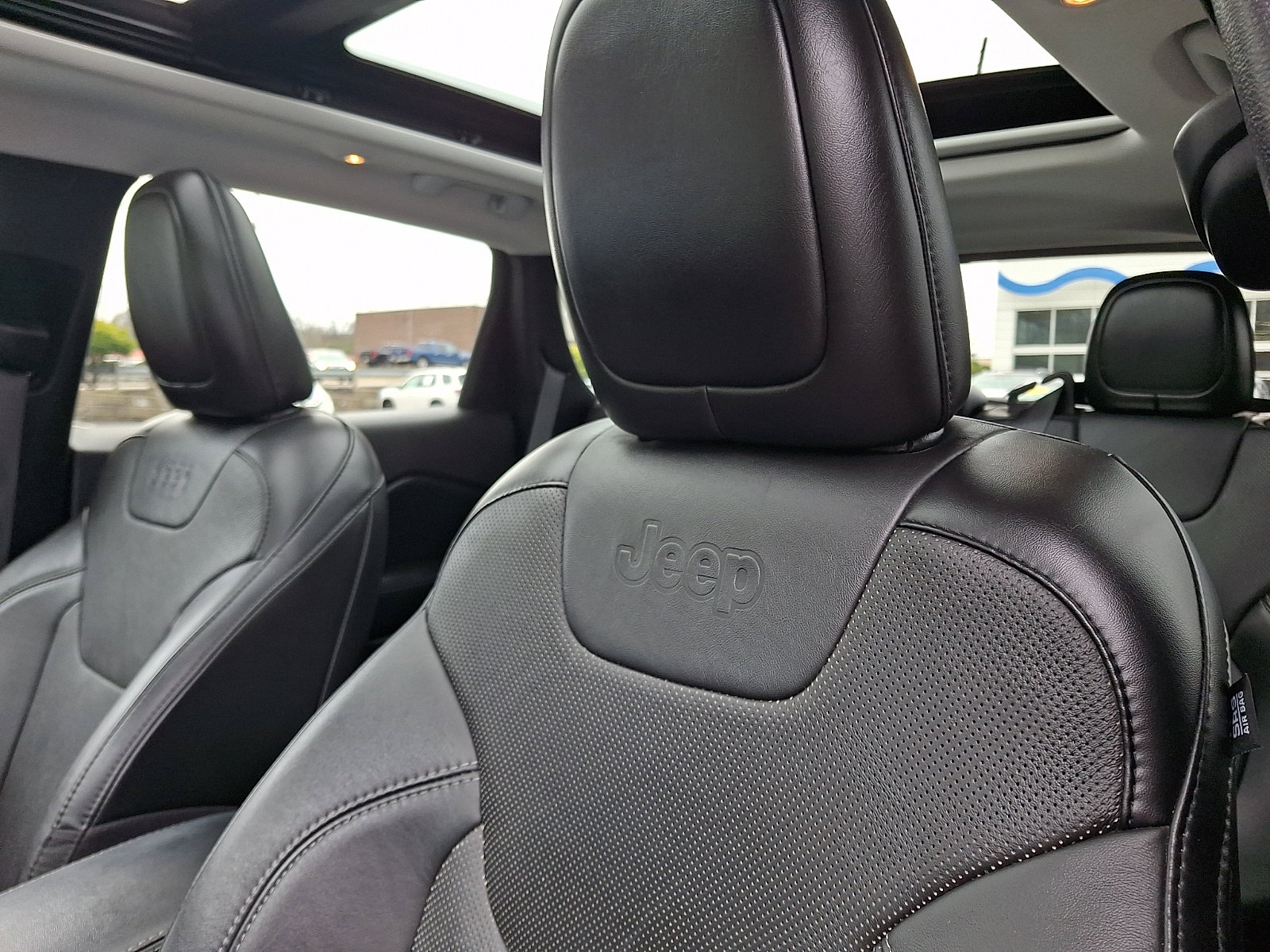 Used 2020 Jeep Cherokee Latitude Lux w/ Comfort/Convenience Group image 17