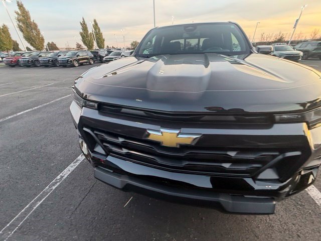 Used 2024 Chevrolet Colorado LT w/ LT Convenience Package II AWD/4WD image 3