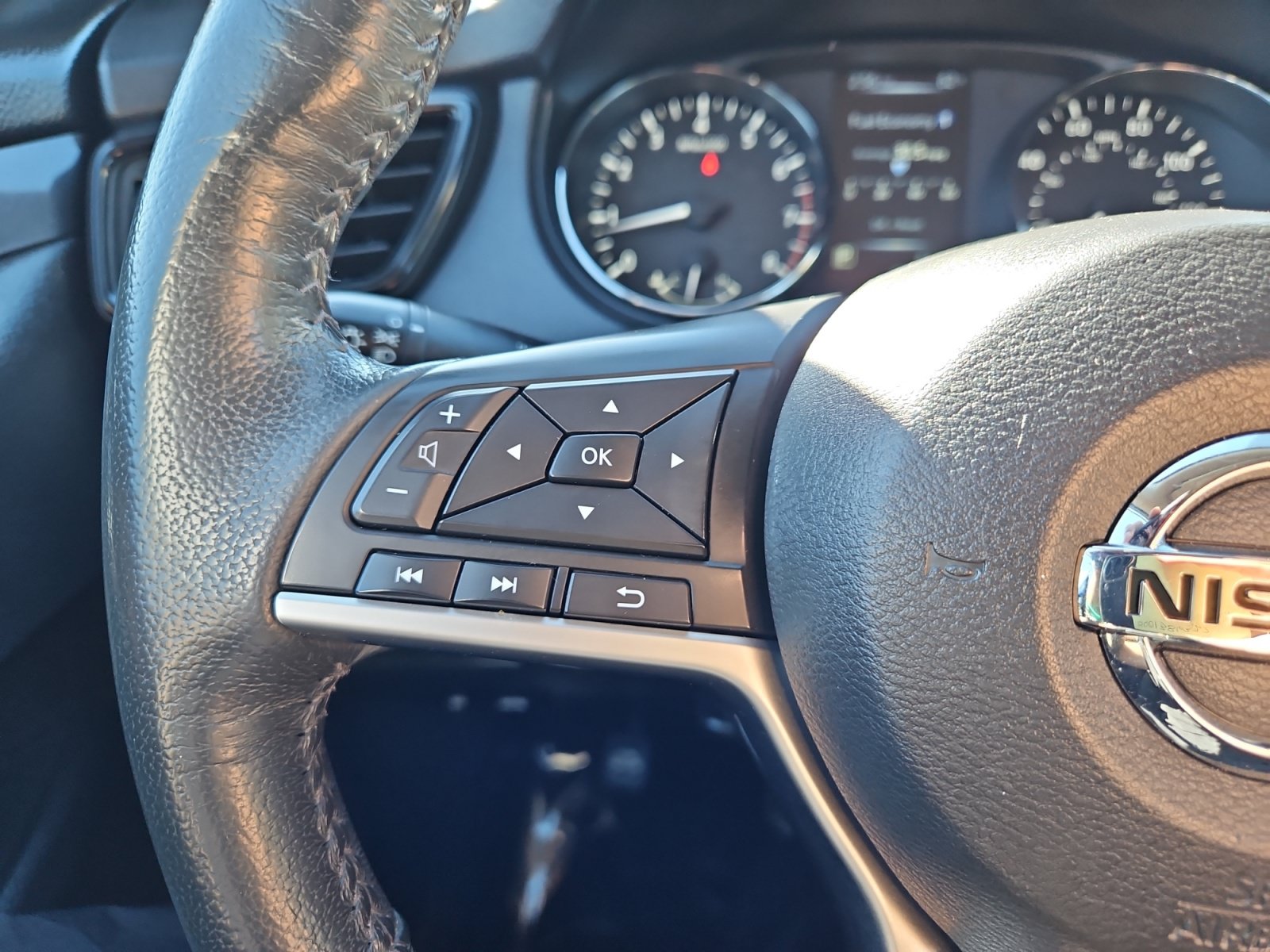 Used 2017 Nissan Rogue SV FWD image 24