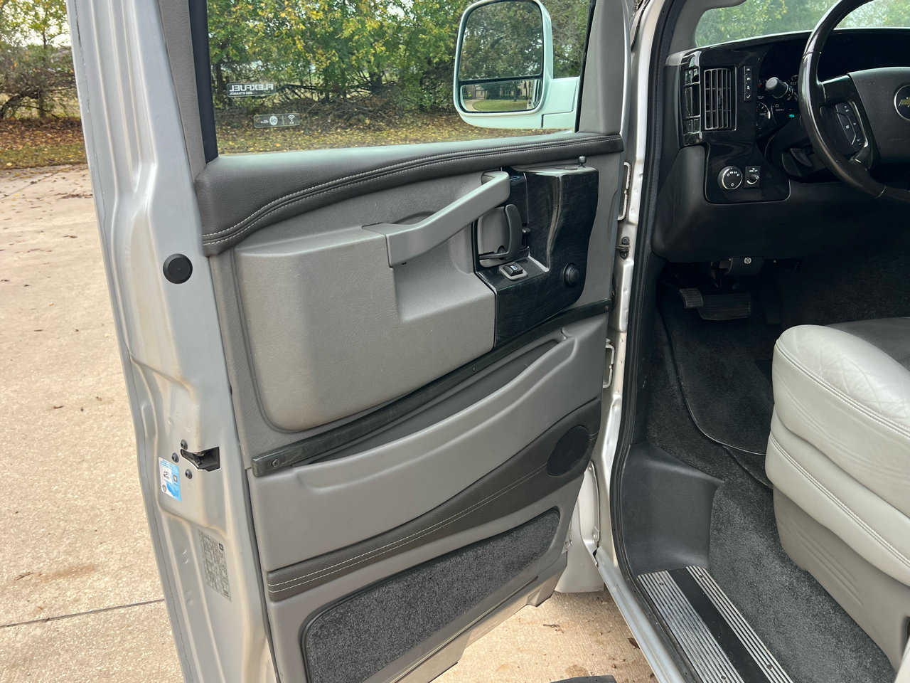 Used 2018 Chevrolet Express 2500 w/ Enhanced Convenience Package image 14