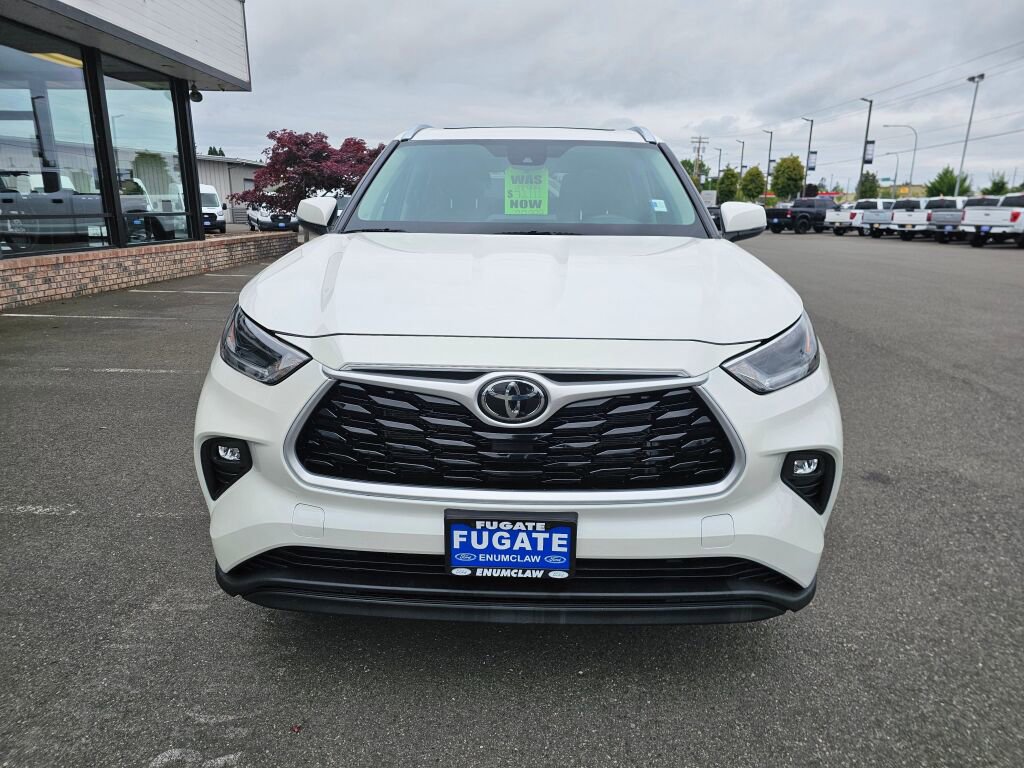 Used 2021 Toyota Highlander XLE AWD/4WD image 3