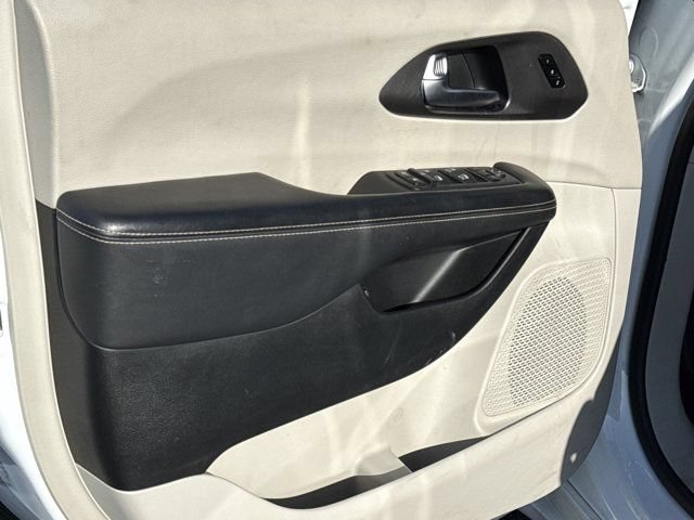 Used 2024 Chrysler Pacifica Limited FWD image 16