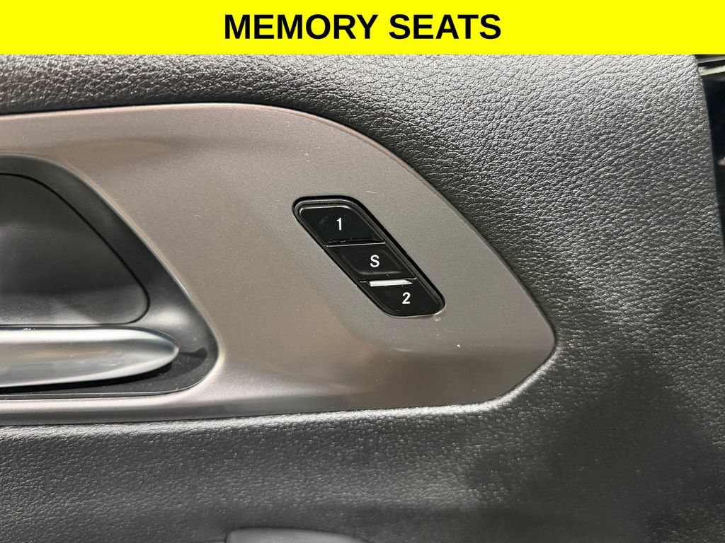 Used 2026 Chrysler Pacifica Select FWD image 2