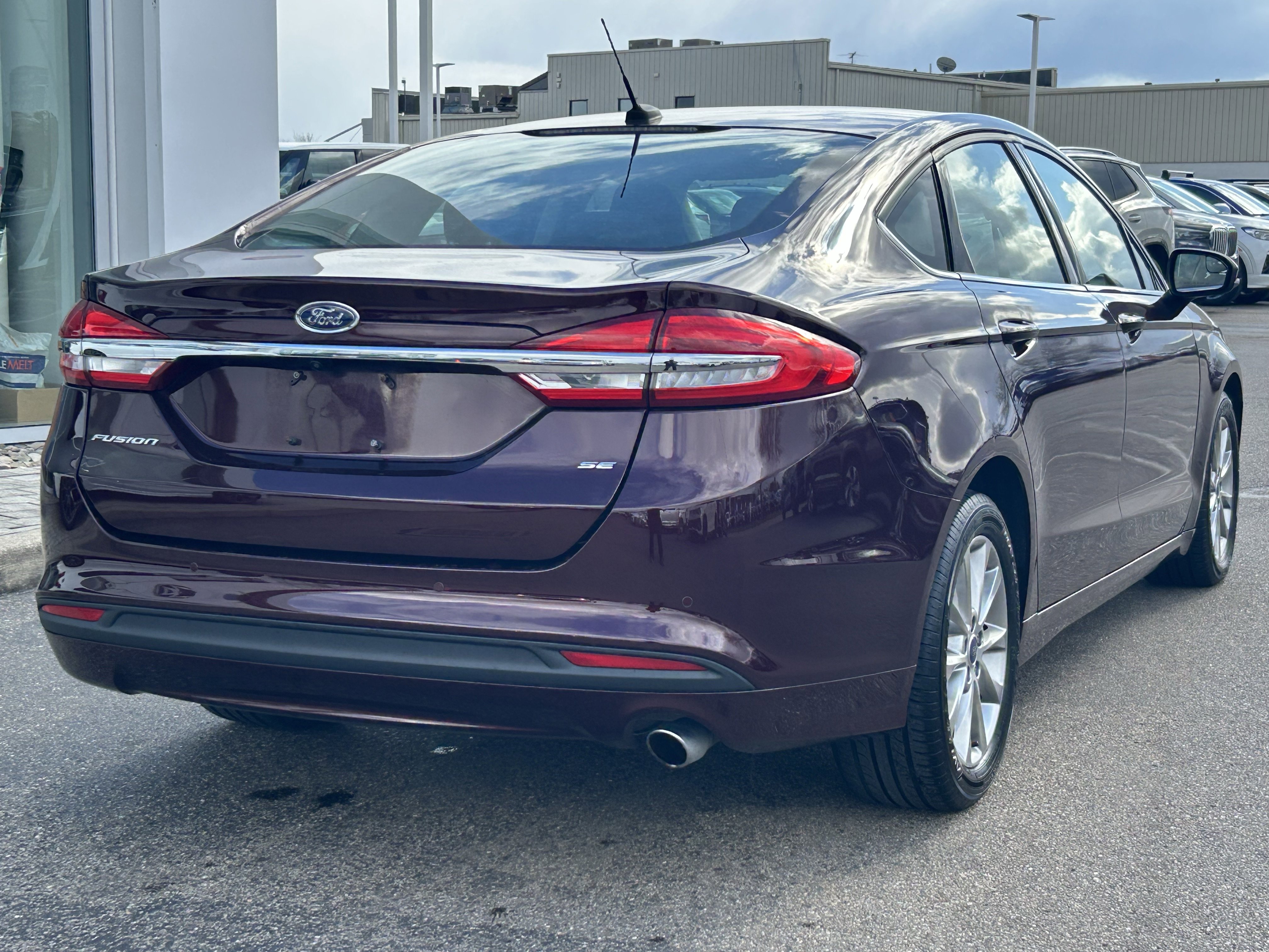 Used 2017 Ford Fusion SE w/ Fusion SE Technology Package image 7