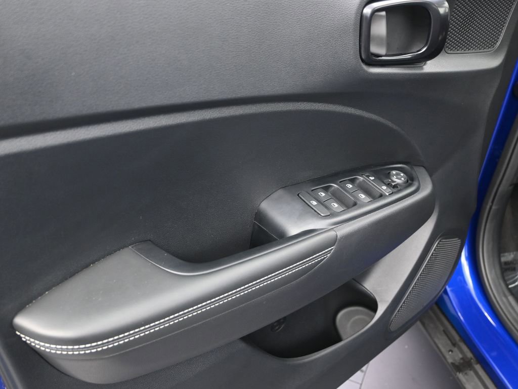 Used 2023 Hyundai Venue Limited image 13