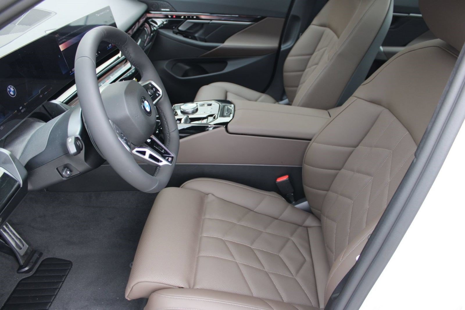 Used 2026 BMW 530i w/ M Sport Package RWD image 5