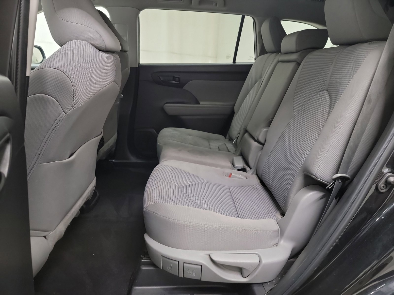 Used 2022 Toyota Highlander L image 28