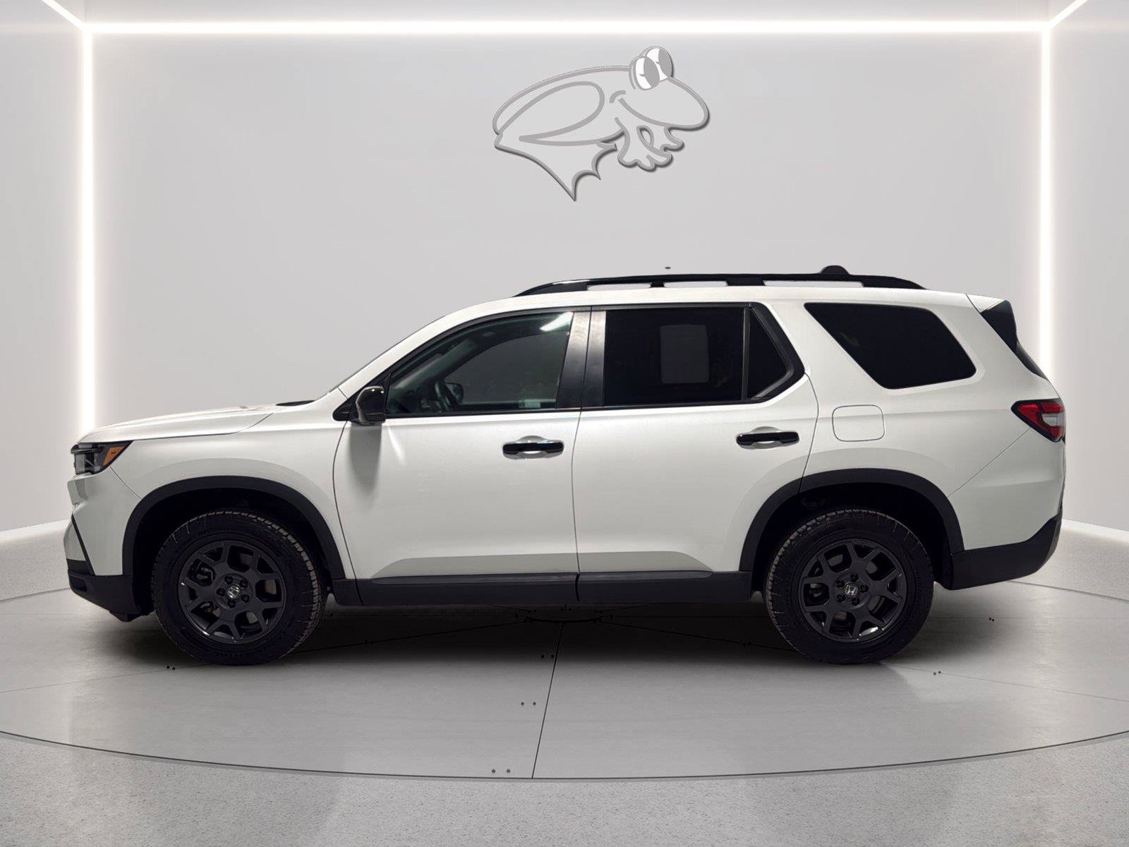 Used 2025 Honda Pilot TrailSport image 2