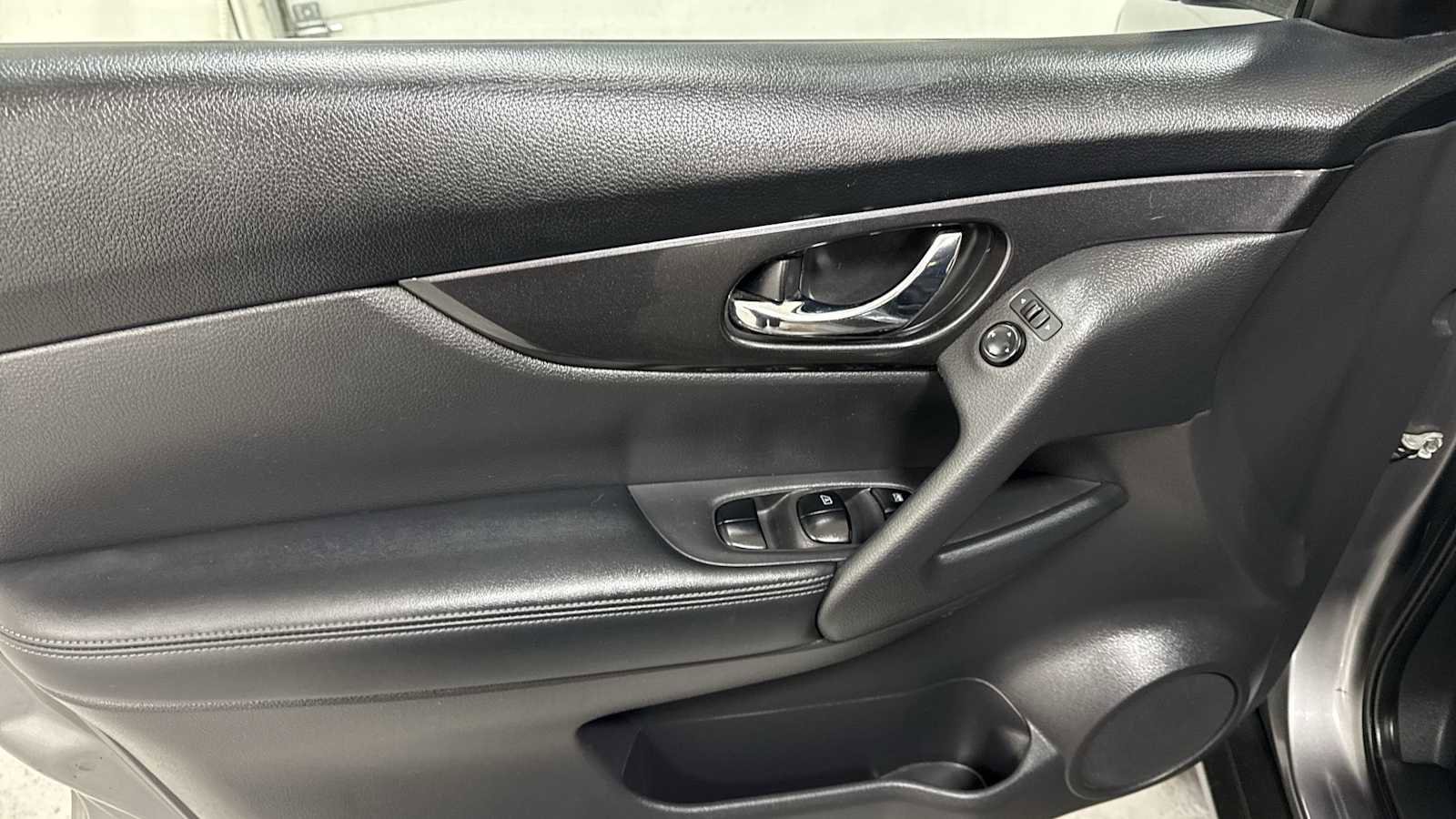 Used 2017 Nissan Rogue SV image 15