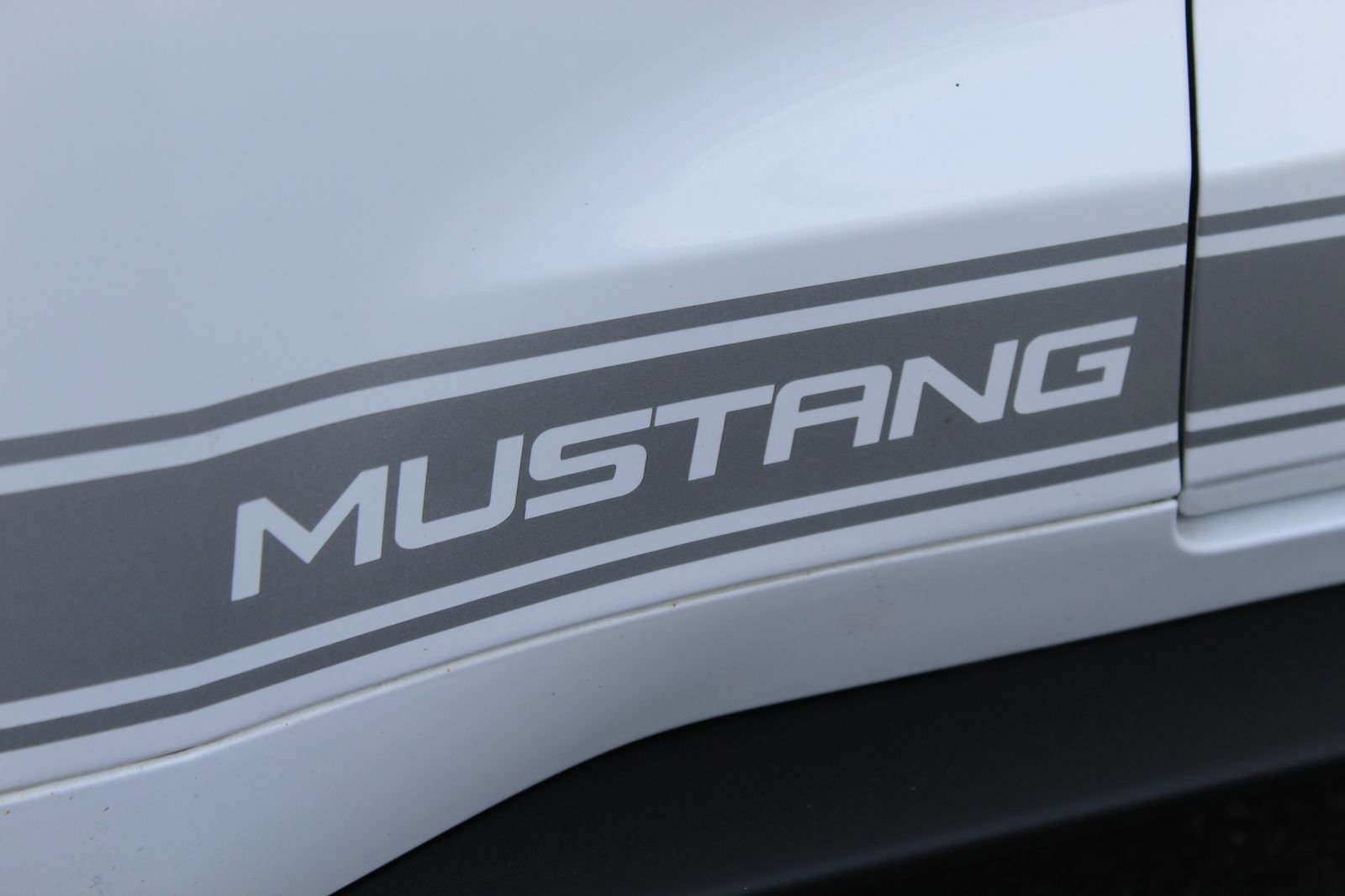 Used 2018 Ford Mustang EcoBoost image 23