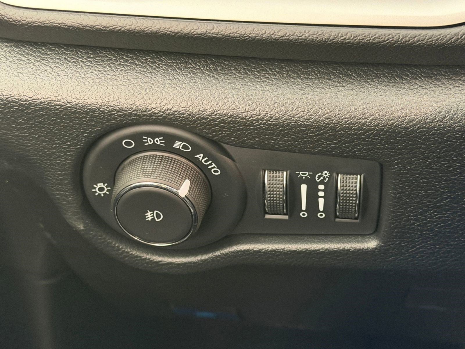 Used 2026 Chrysler Pacifica Select image 16