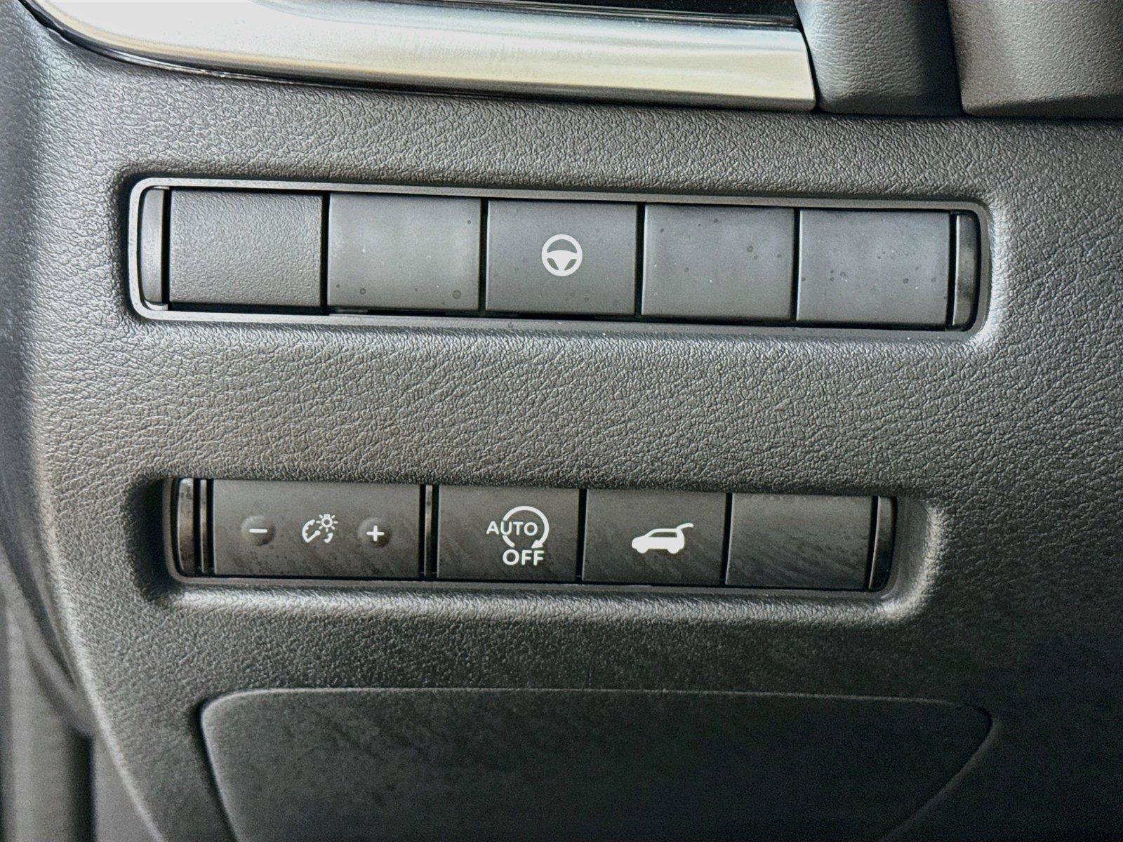 Used 2025 Nissan Rogue SV AWD/4WD image 14