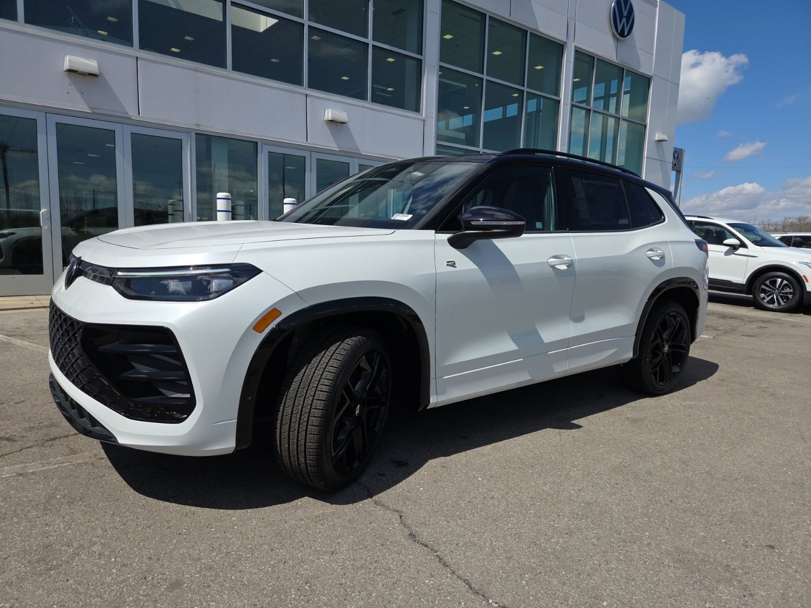 New 2026 Volkswagen Tiguan SE R-Line AWD/4WD image 7