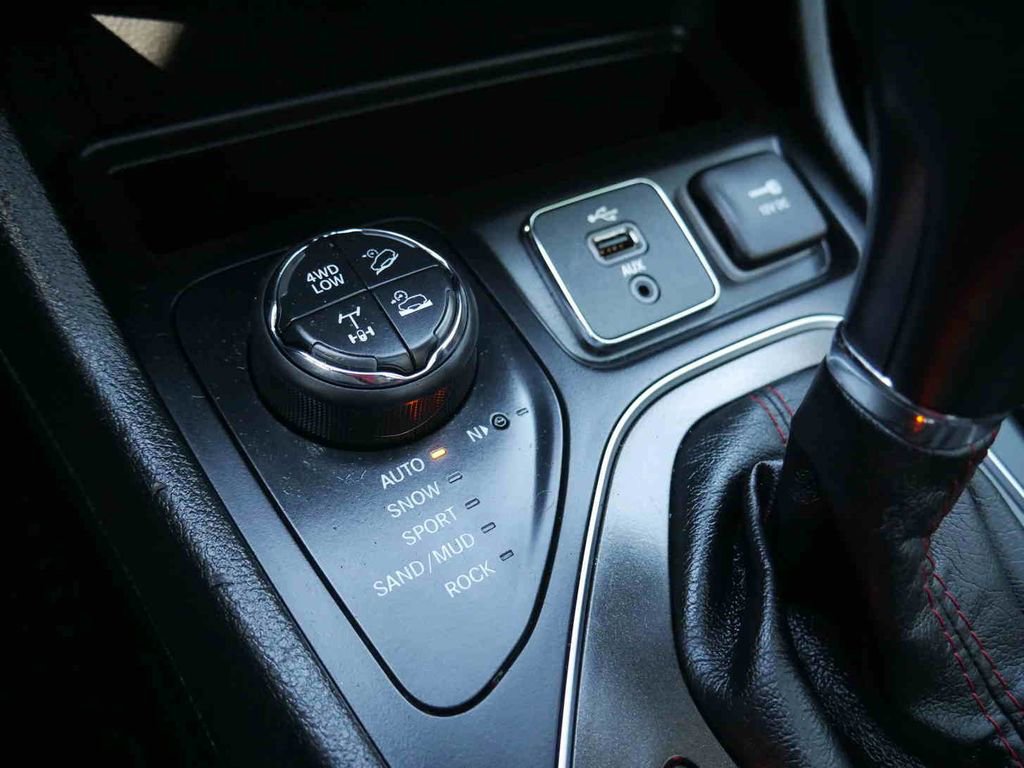 Used 2019 Jeep Cherokee Trailhawk image 37