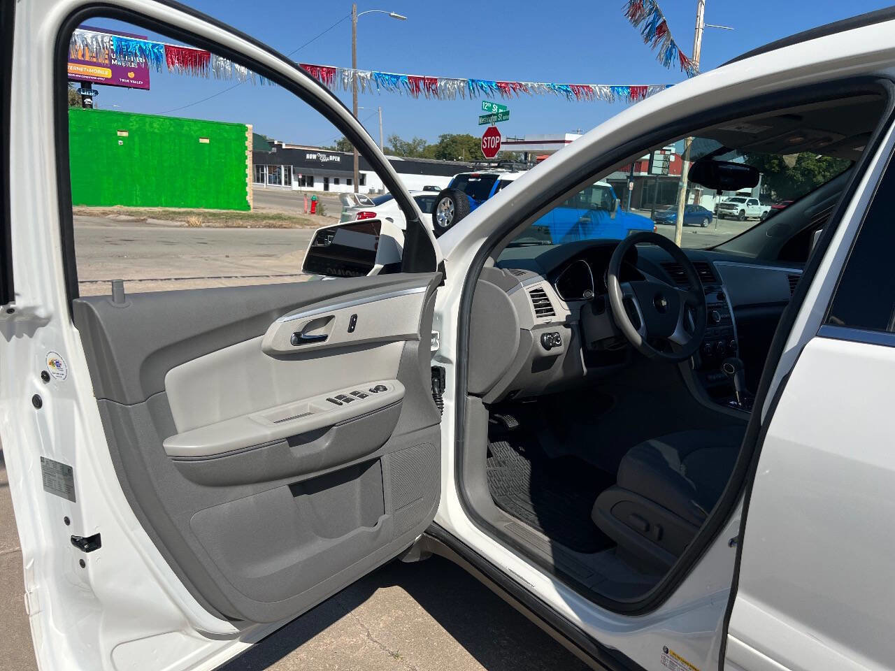 Used 2011 Chevrolet Traverse LT image 7
