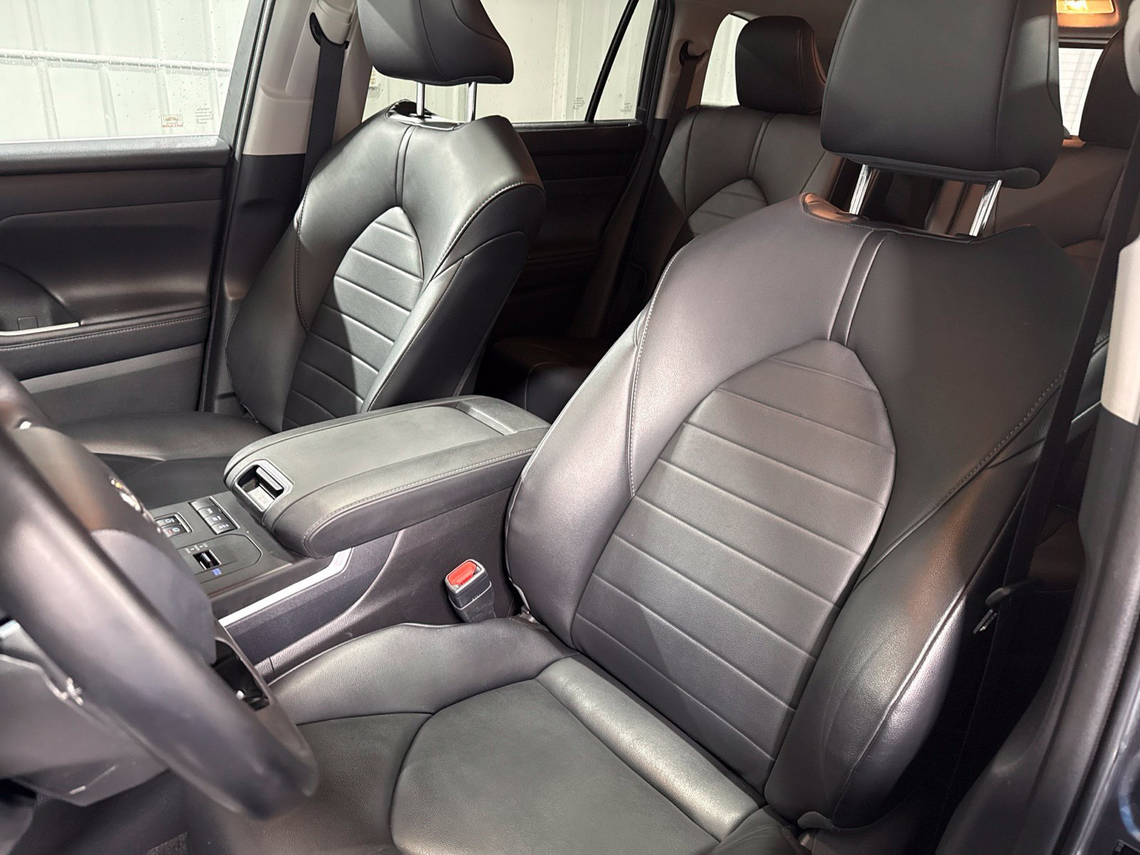 Used 2020 Toyota Highlander XLE AWD/4WD image 31