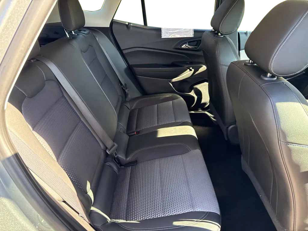 Used 2025 Chevrolet Trax LT FWD image 30