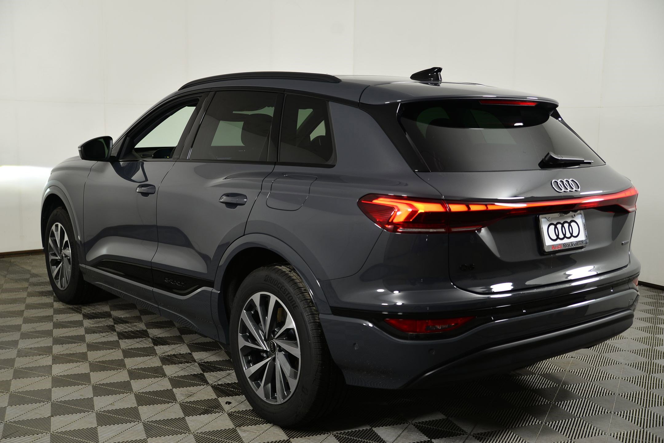 Used 2025 Audi Q6 e-tron Premium w/ Convenience Package image 3