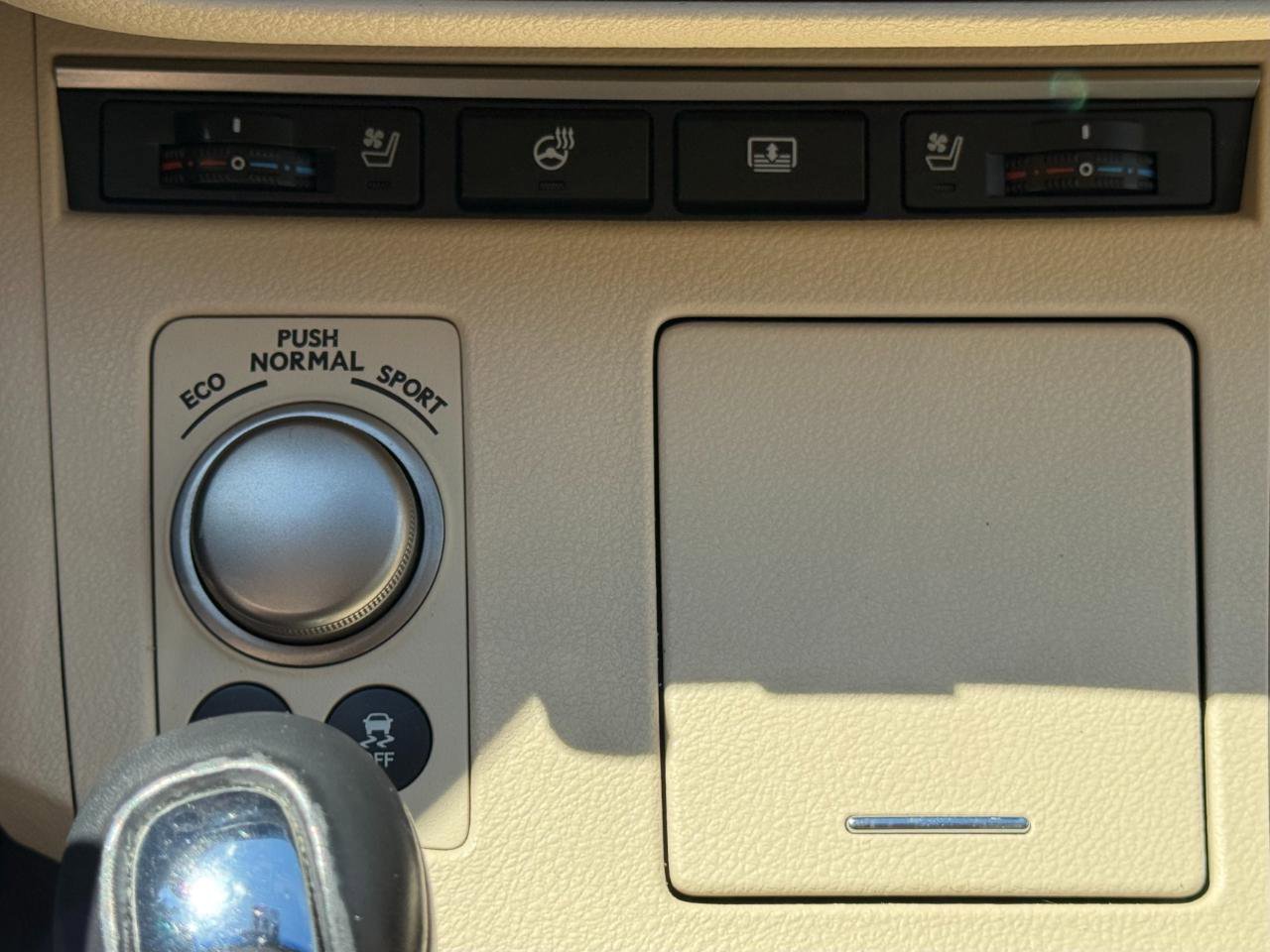 Used 2013 Lexus ES 300h w/ Luxury Pkg image 22