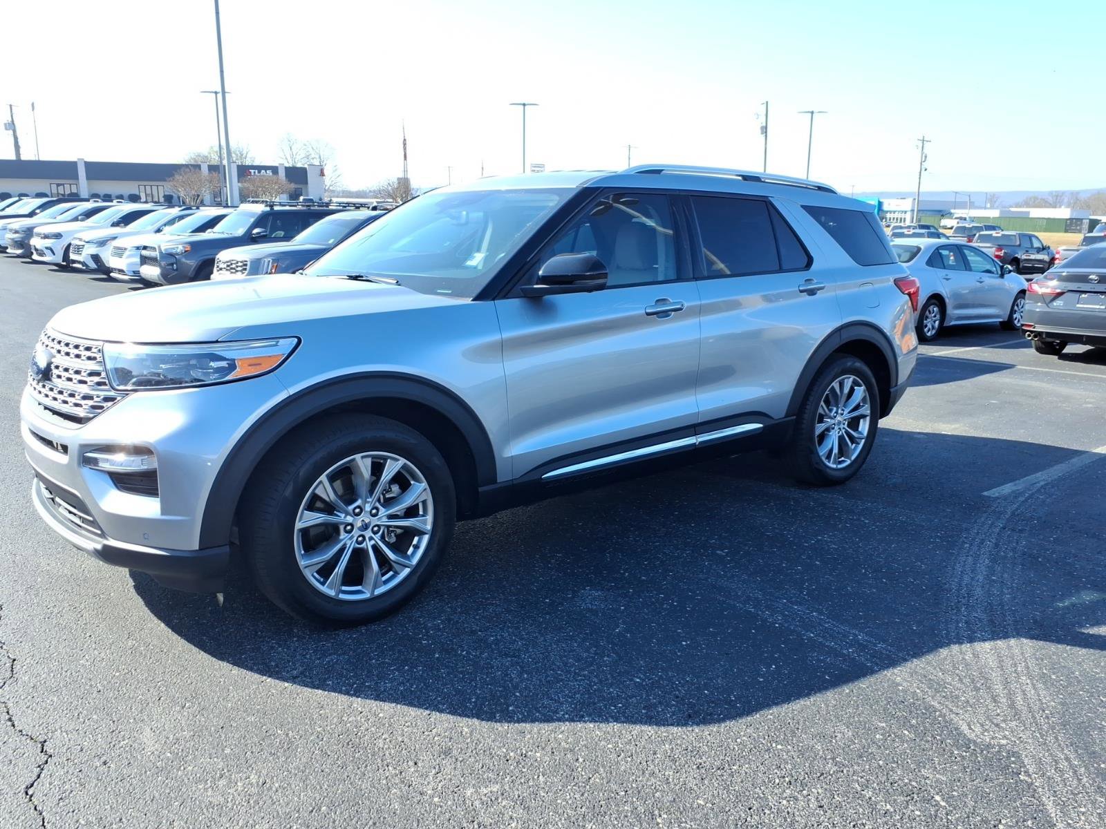 Used 2022 Ford Explorer Limited w/ Equipment Group 301A image 3