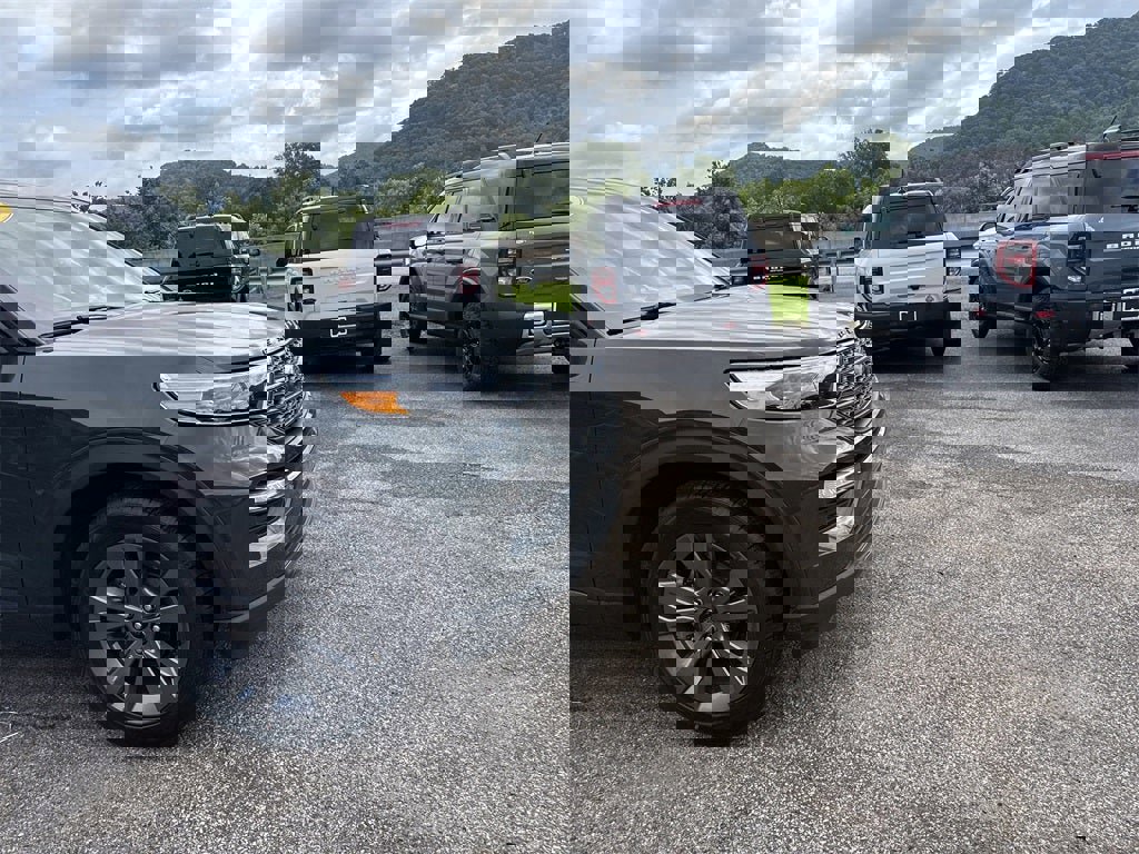 Used 2022 Ford Explorer XLT w/ Equipment Group 202A image 3