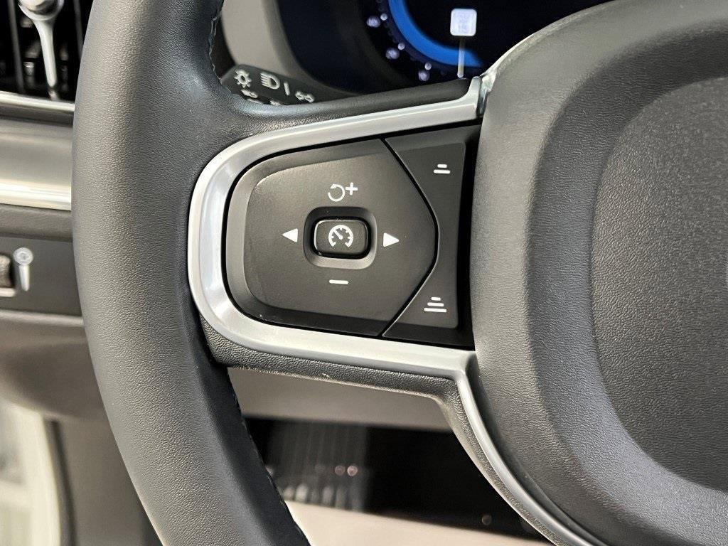 Used 2022 Volvo XC60 B5 Momentum image 25