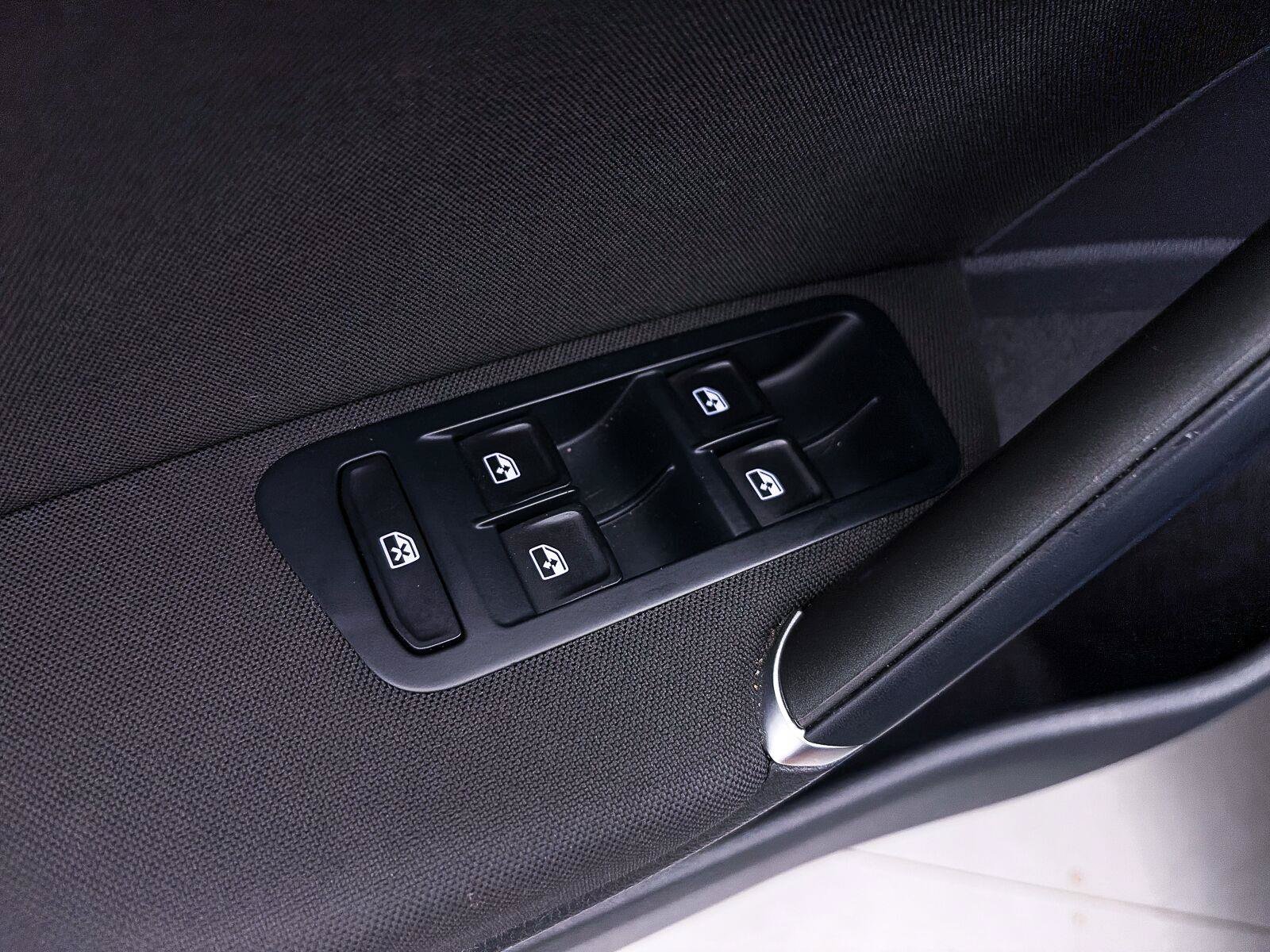 Used 2019 Volkswagen e-Golf SE w/ Driver Assistance Package FWD image 17