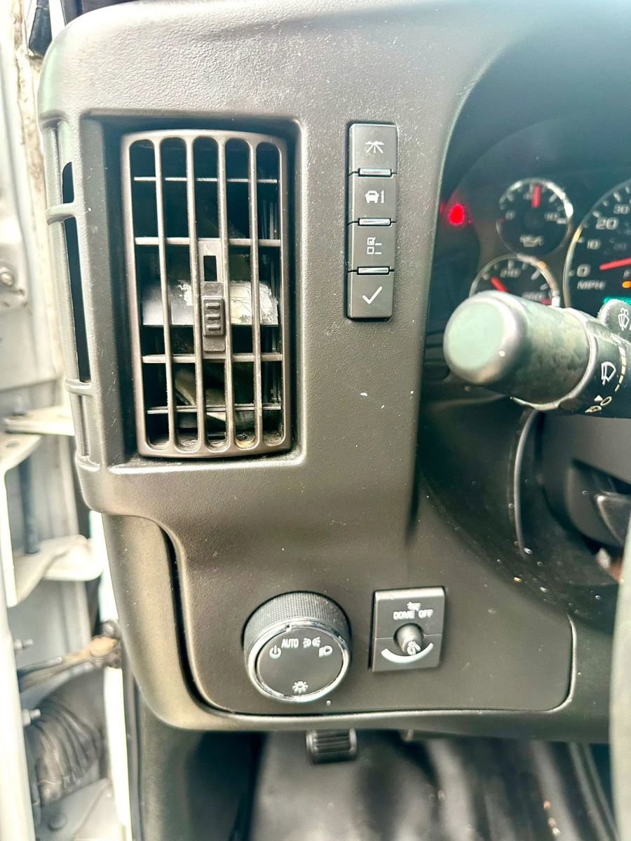 Used 2017 Chevrolet Express 2500 RWD image 20