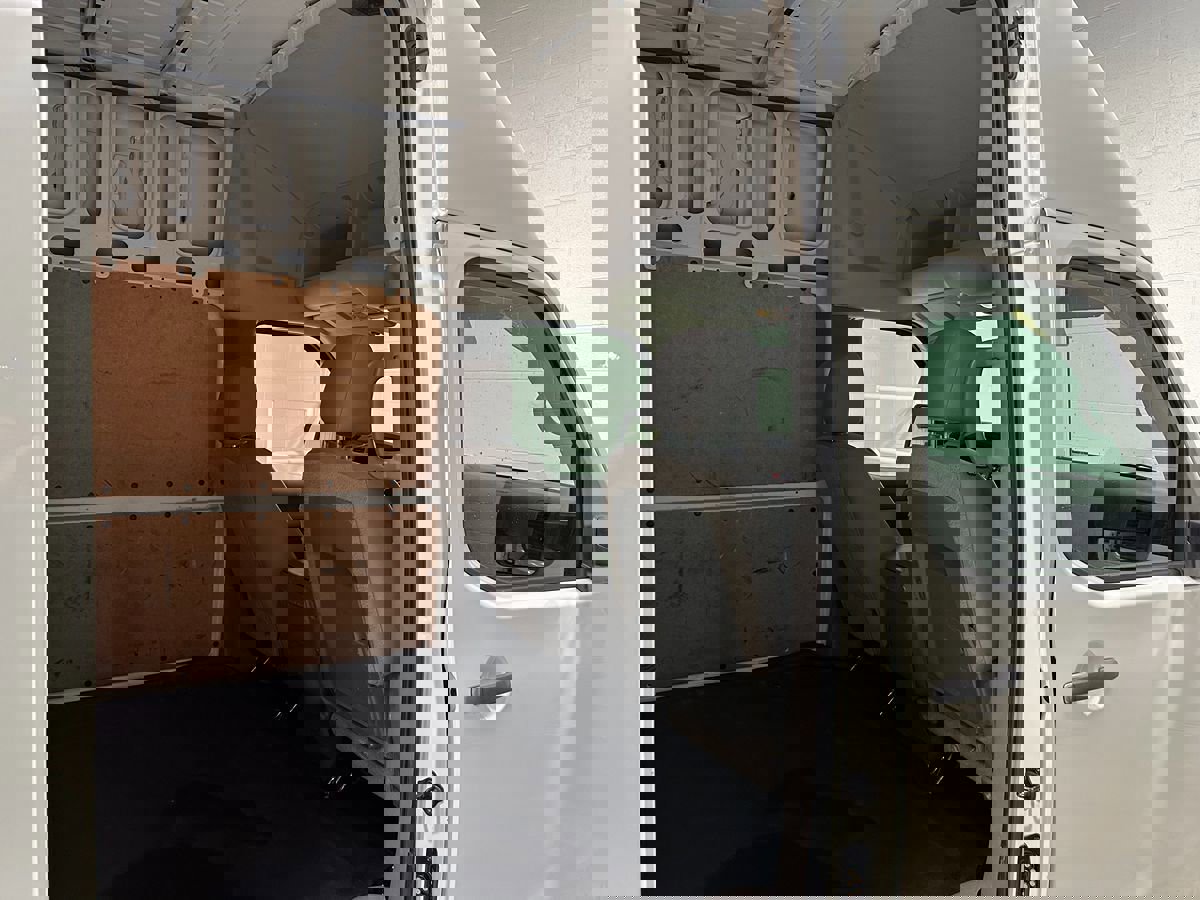 Used 2018 Nissan NV 2500 SV w/ Rear Door Glass Package image 9