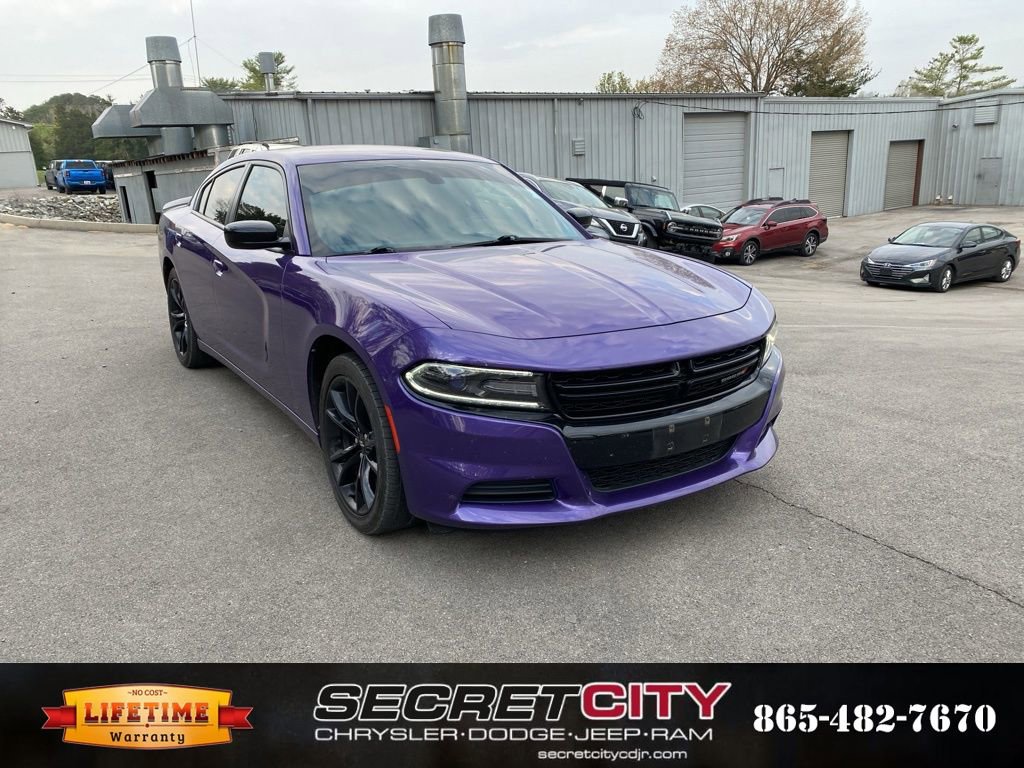 Used 2018 Dodge Charger SXT w/ Blacktop Package image 3