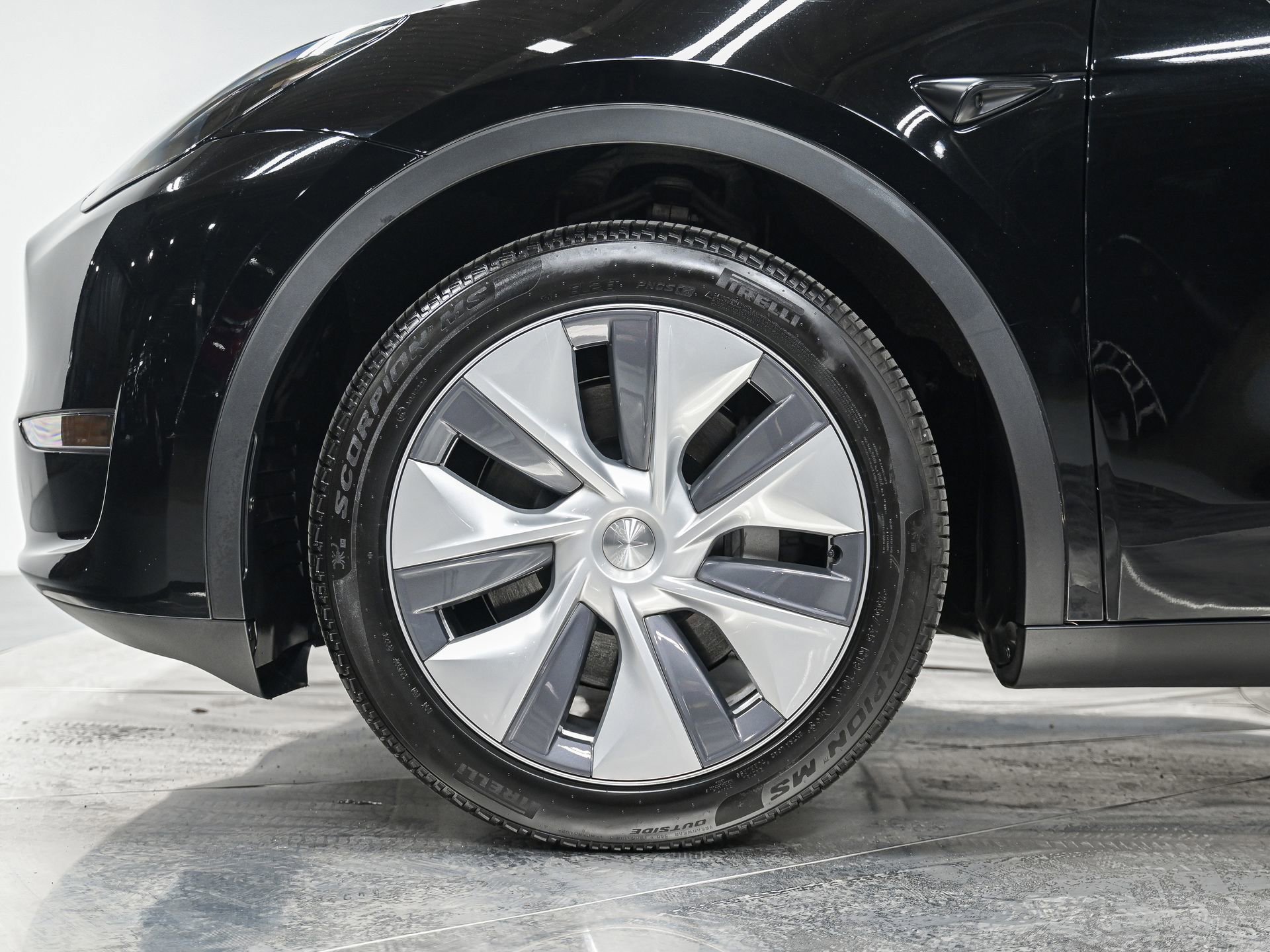 Used 2023 Tesla Model Y Long Range image 3